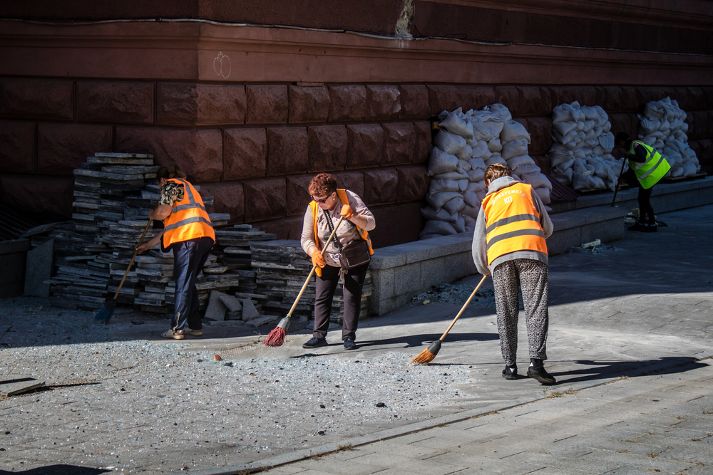 Ukraine, 21. September 2024 Aufräumarbeiten nach dem russischen Angriff. Durch die Explosion flogen Glas- und Metallsplitter in alle Richtungen und verursachten erhebliche Schäden. - Foto von jomahepu@gmail.com (Bild von depositphotos)