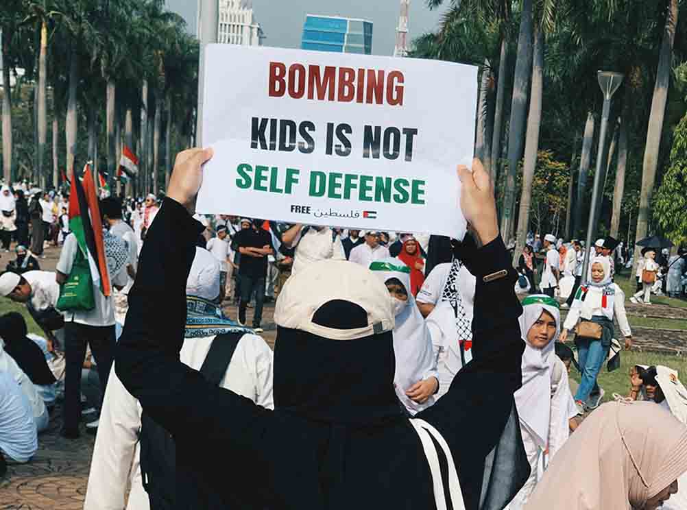 Demonstration: «Kinder zu bombardieren, ist keine Selbstverteidigung». Foto Evi Hanifah