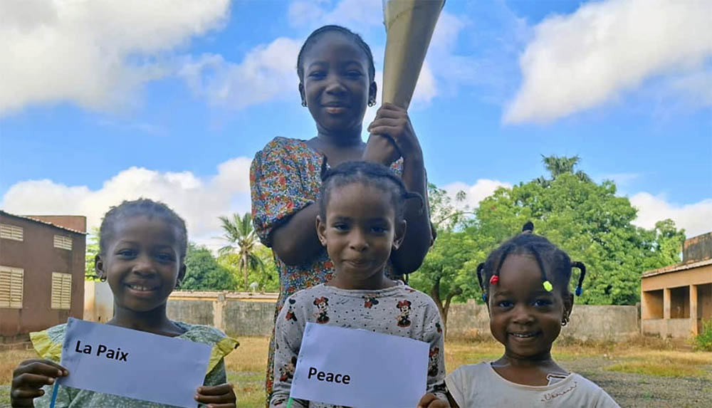 Szene auf der Weltfriedenswoche in Mali. Foto: Webseite von Kene Elou Te
