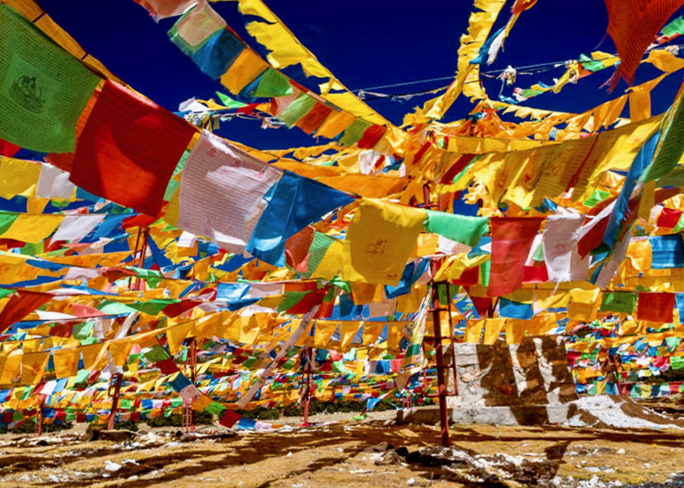 Tibetische Gebetsfahnen: «Eine so schlichte, gelebte Gläubigkeit findet sich nirgends sonst auf der Welt» (Bild Netzfund)
