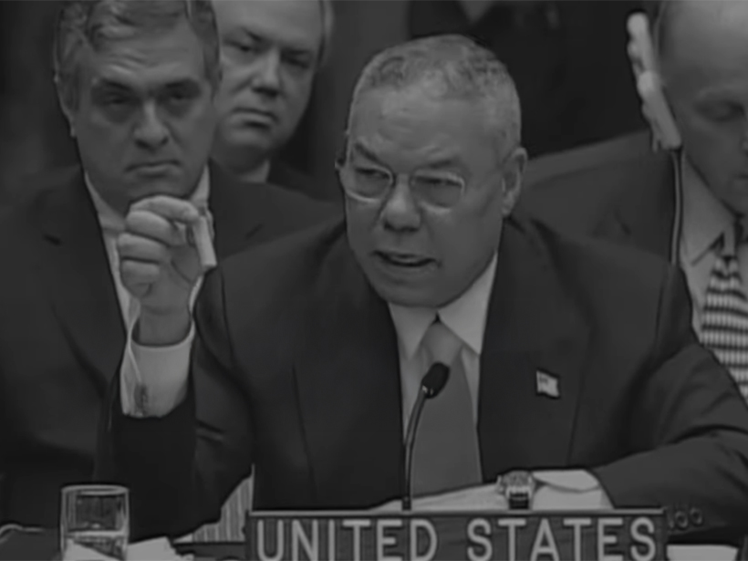 Am 5. Februar 2003 hielt der US-Außenminister Colin Powell vor dem Sicherheitsrat der Vereinten Nationen eine Rede, in der er die Gründe für die geplante US-Invasion im Irak im folgenden Monat darlegte. Seine Darstellung stützte sich jedoch auf falsche Beweise. Powell behauptete, der irakische Präsident Saddam Hussein und sein Regime würden Massenvernichtungswaffen verbergen. (Videobildschirmaufnahme)