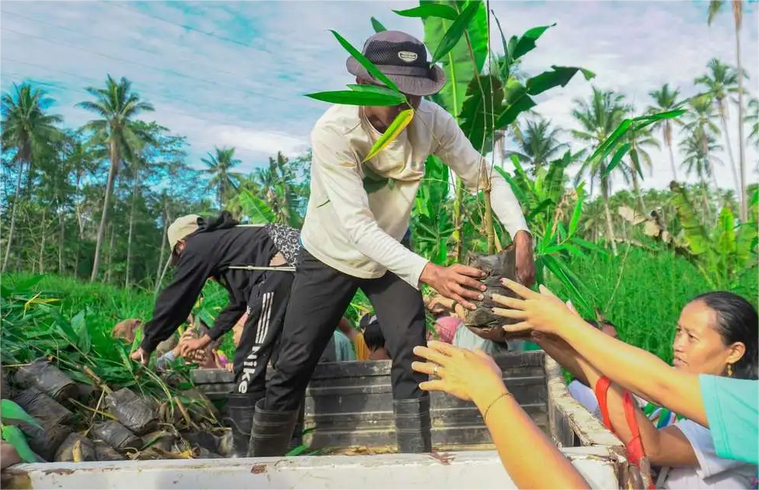 Die Organisation für Bio-Landbau von Kauswagan bei der Verteilung von Pflanzgut. © Municipality of Kauswagan, Lanao del Norte, via FB