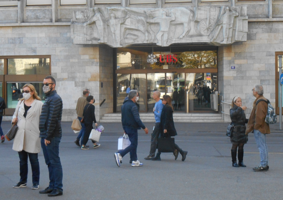 Zürich Paradeplatz, Eingang zu der Schweizer Grossbank UBS während der Coronakrise. (Foto Heinrich Frei)