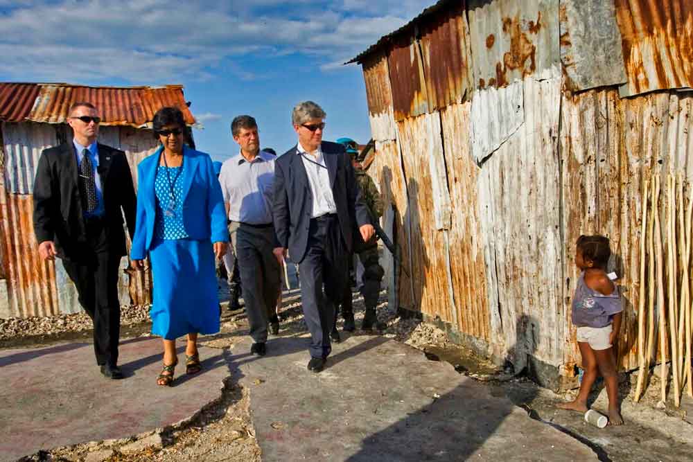 Navi Pillay besucht den Slum Cité soleil