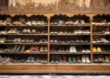 Schuhe am Eingang einer Moschee. Männerschuhe. (Bild Netzfund)