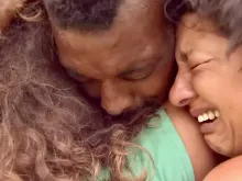 «Inniger kann Umarmung nicht sein» (Bild Screenshot)