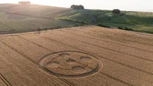Kornkreis in der Nähe von Avebury, England, aufgenommen am 22. Juni 2025.