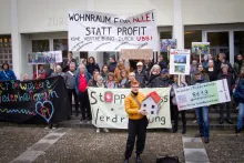 Petitionsübergabe: Stoppt eine weitere Renditemaximierung der UBS! Erneut bangen 300 Menschen um ihr Zuhause (Bild von Marin Mikelin, Campax via flickr)