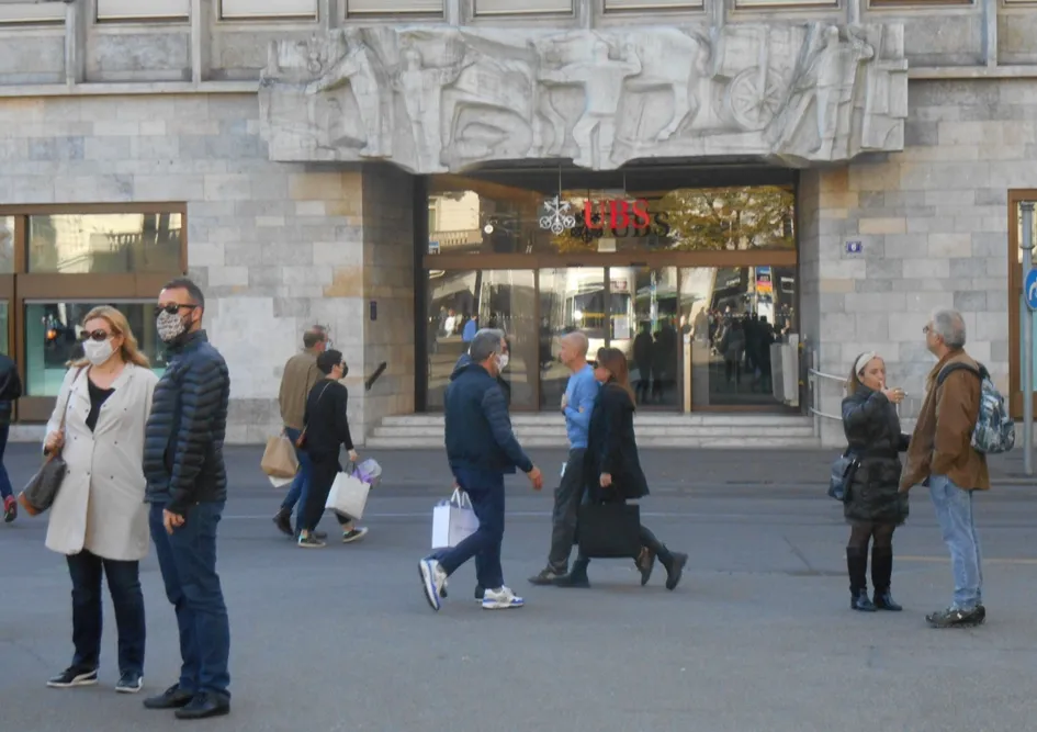 Zürich Paradeplatz, Eingang zu der Schweizer Grossbank UBS während der Coronakrise. (Foto Heinrich Frei)
